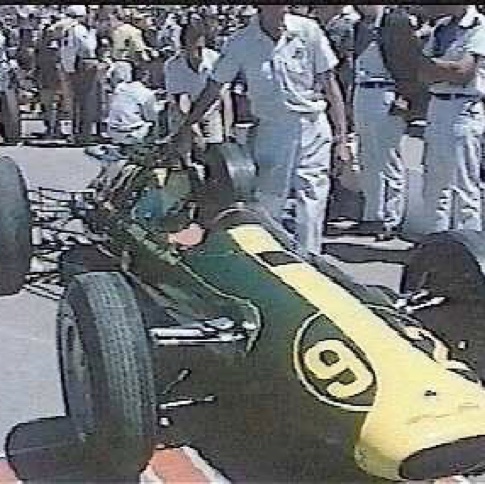 On pousse la voiture sur la grille de départ...